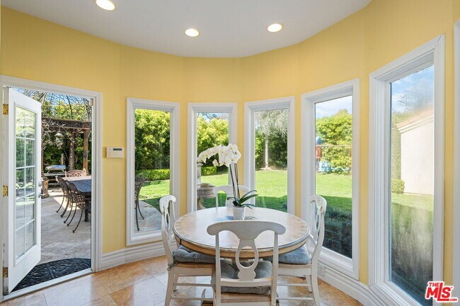 Building Photo - 2202 San Vicente Blvd