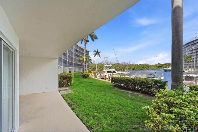 Building Photo - 1427 E Hillsboro Blvd