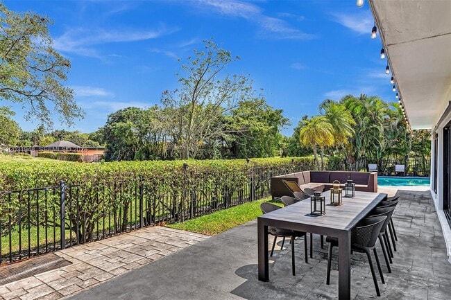 Building Photo - 5602 S Travelers Palm Ln