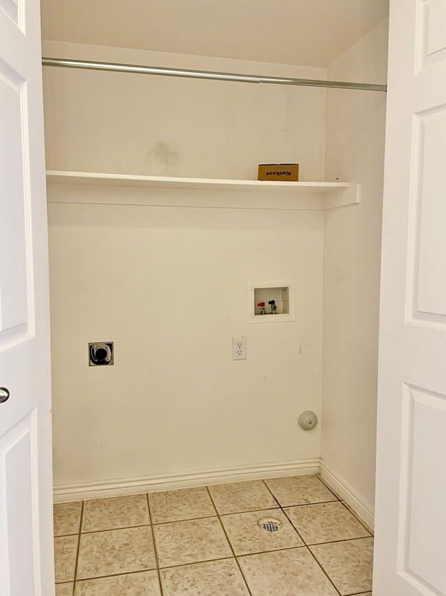 Building Photo - 652 W 800 N