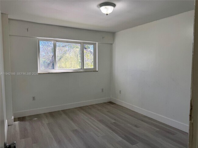 Building Photo - 645 NE 121st St