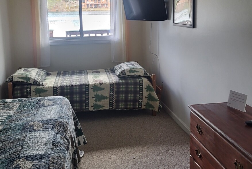 bedroom with master bath - 10 Lakeside W Dr