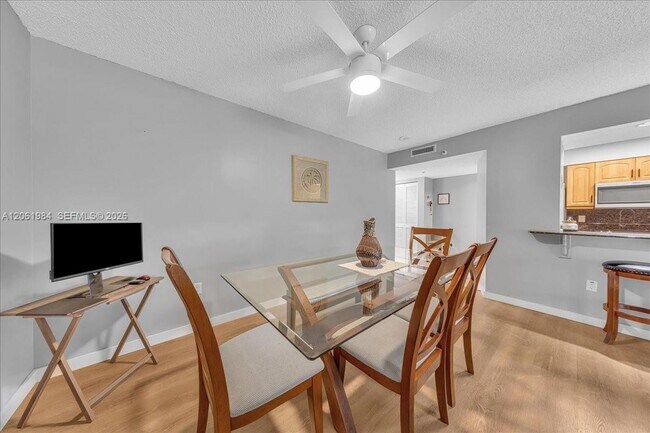 Building Photo - 2240 N Cypress Bend Dr