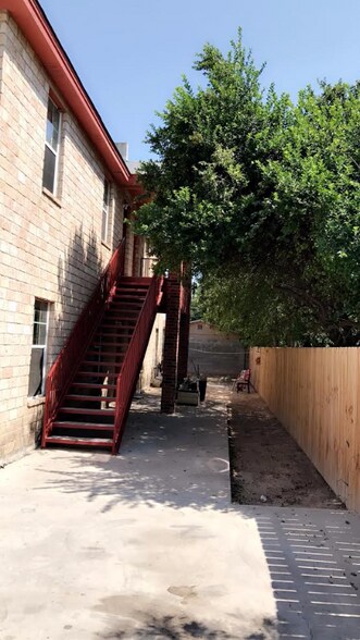 Building Photo - 418 W Plum St