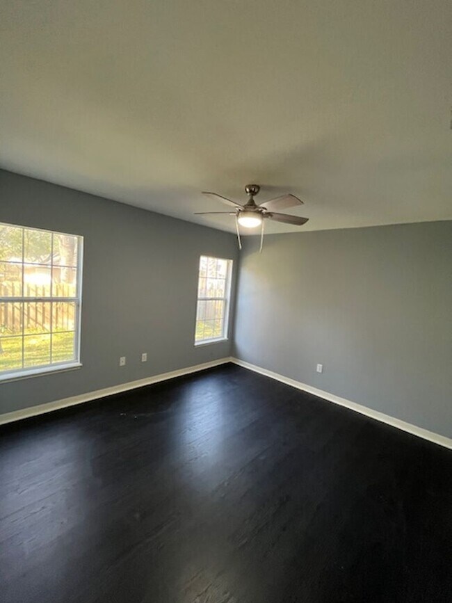 Building Photo - Beautiful and completely Renovated 3/2 fen...