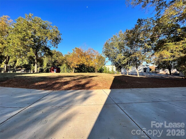 Building Photo - 574 N Broad St