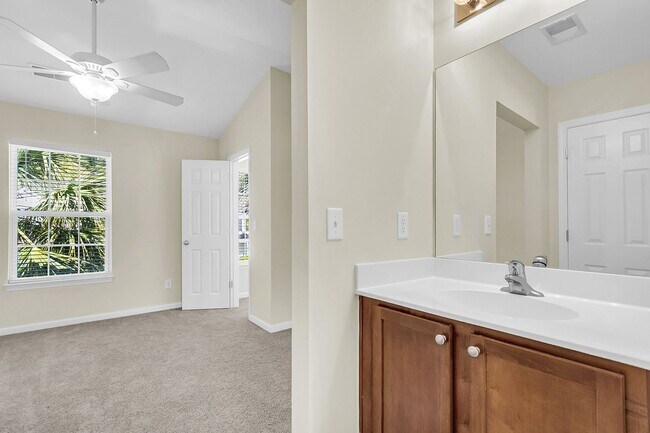 Building Photo - Easy, Modern Comfort in a Prime Charleston Location!