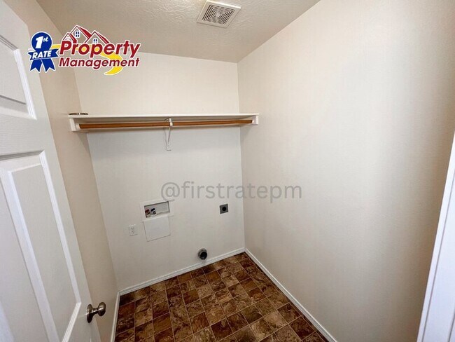 Building Photo - 1141 N Dove Ave