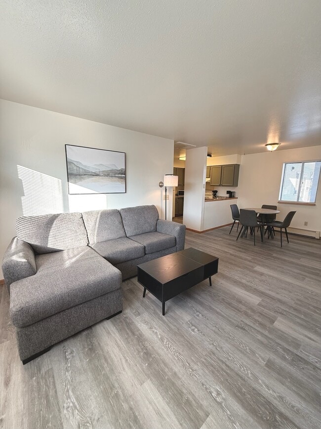 Building Photo - 1512 Lake Elmo Dr