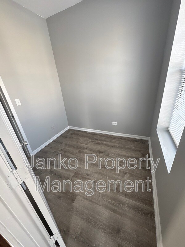 Building Photo - 7314 S Kenwood Ave