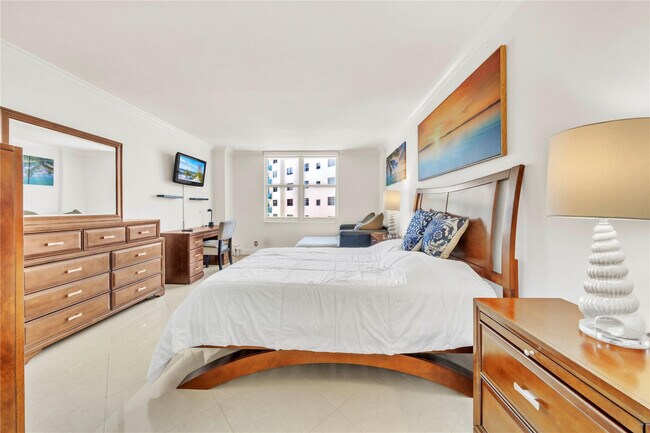 Building Photo - 3725 S Ocean Dr