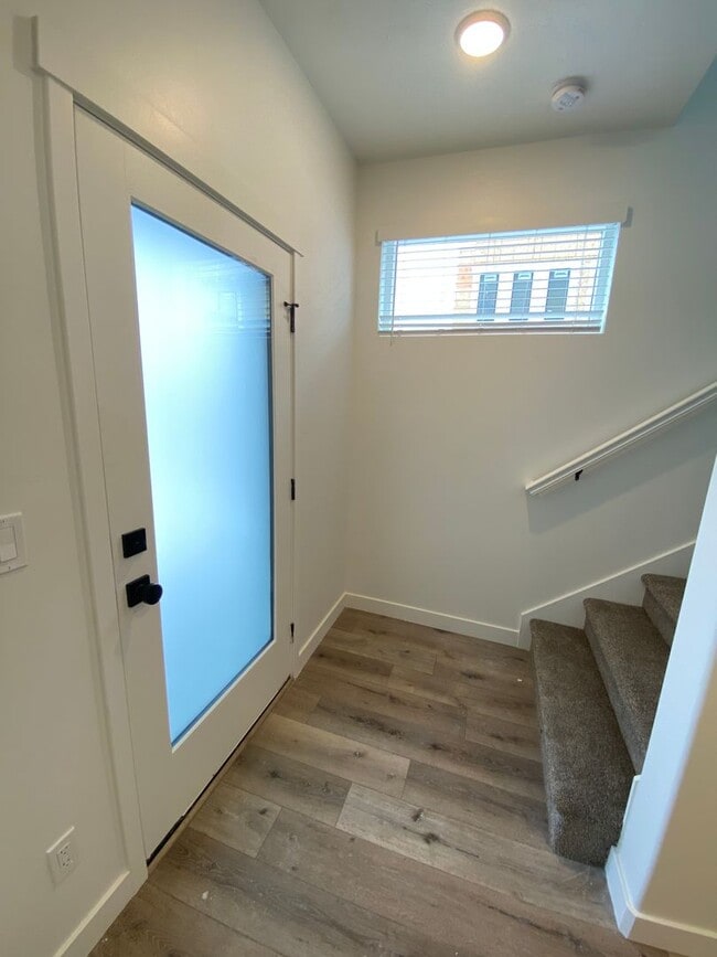 Building Photo - Beautiful Newer Rockwell Ranch Townhome (End Unit)