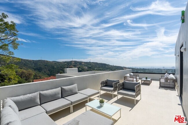Building Photo - 2501 Banyan Dr