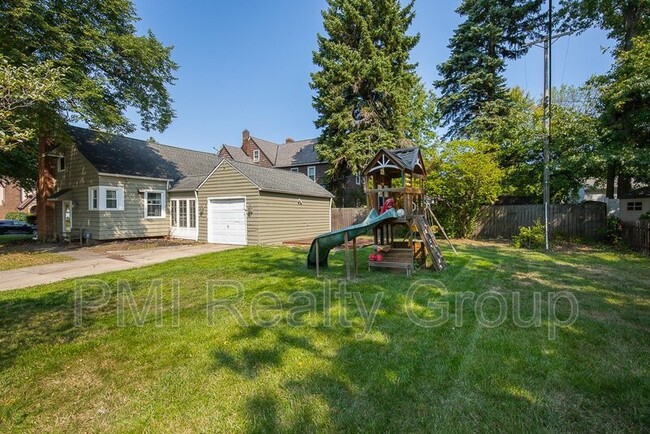 Building Photo - 1547 Sherbrook Rd