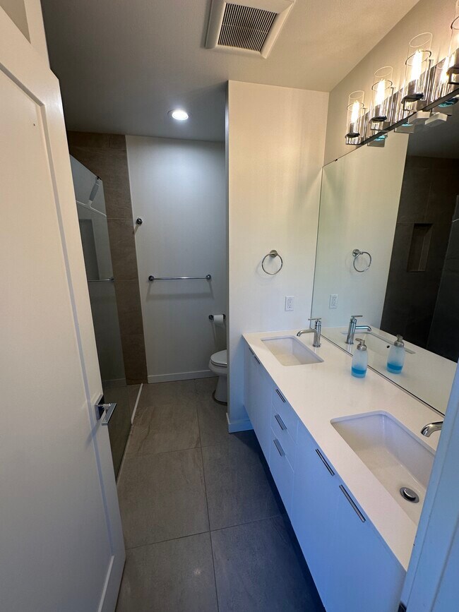 Building Photo - Capitol Hill Townhome