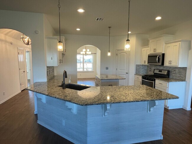Building Photo - Spectacular 4 bedroom, 2 bath home in Owasso