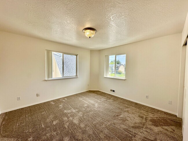 Building Photo - Newly Renovated Expansive Multi story 4 be...