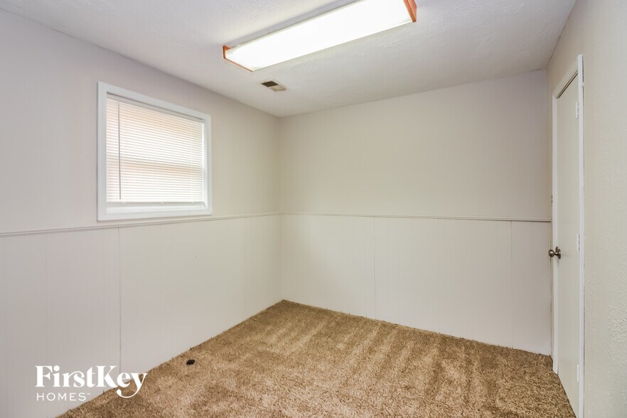 Building Photo - 616 Park Ave