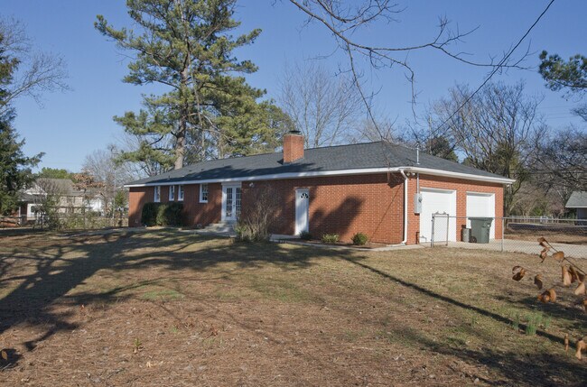 Primary Photo - Beautiful Three Bedroom Home! AVAILABLE 8/...