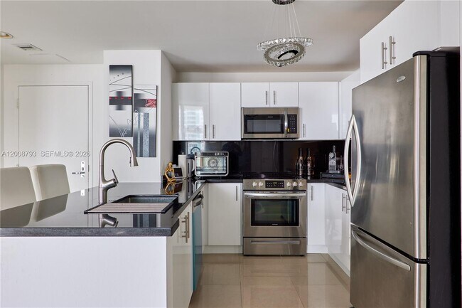 Building Photo - 300 S Biscayne Blvd