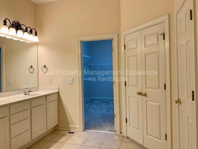 Building Photo - 411 Hogan Woods Cir