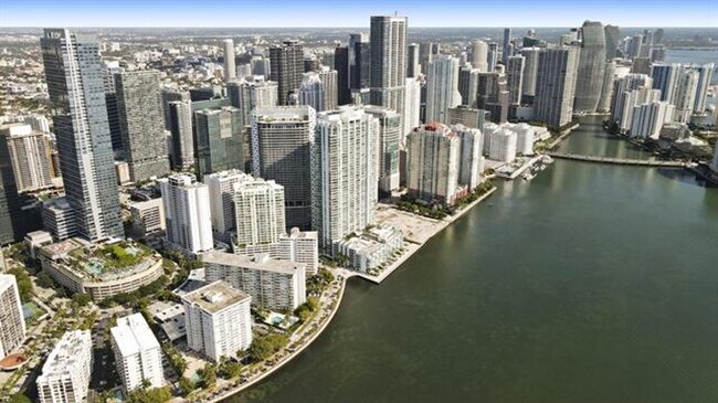 Building Photo - 1300 Brickell Bay Dr