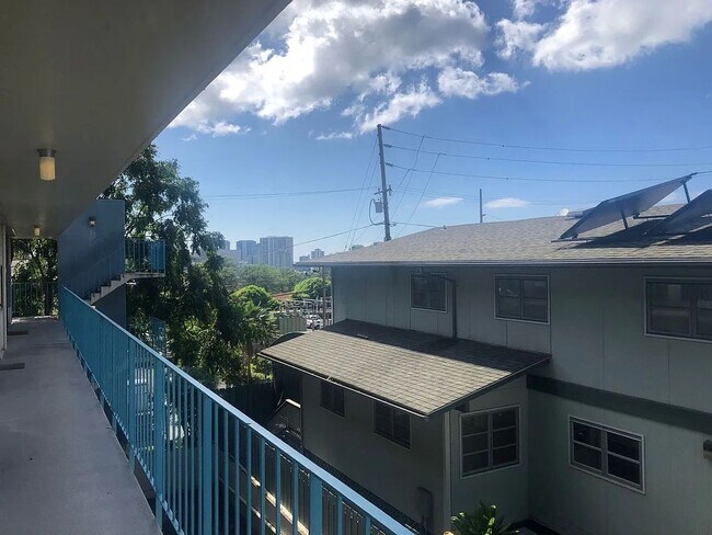 Building Photo - Updated 1/1 with Lanai and Parking spot!