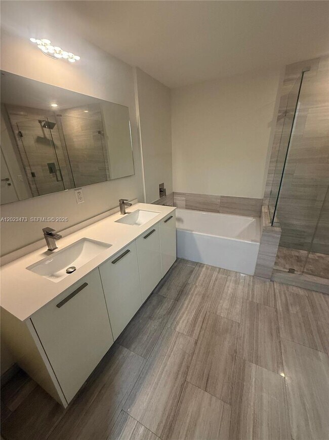 Building Photo - 1300 Brickell Bay Dr