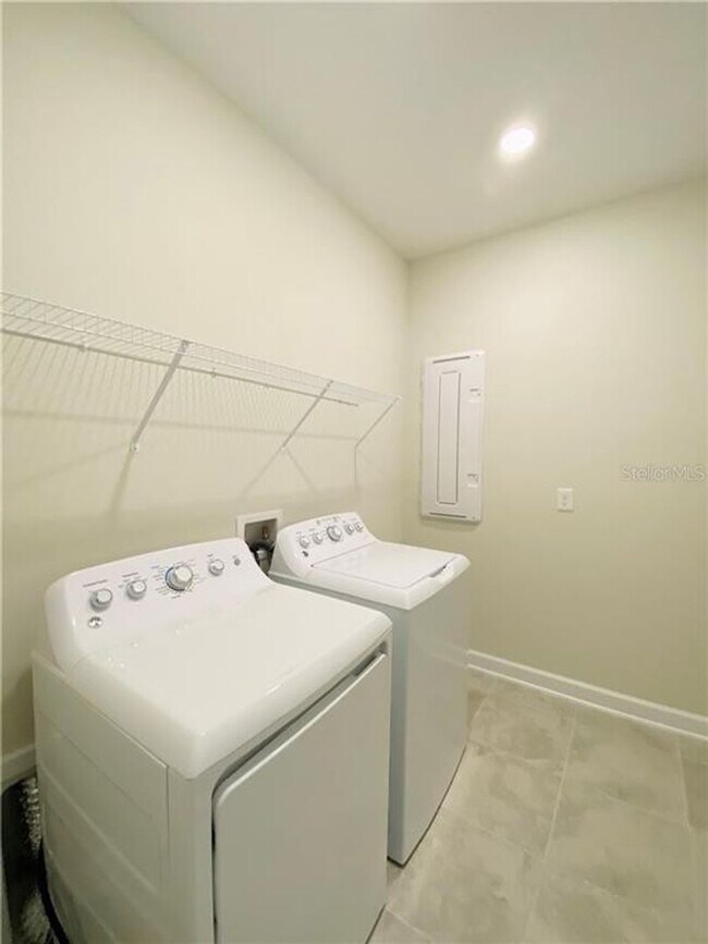 Building Photo - Gorgeous brand new house 4 bedrooms 3.5 bathrooms lake view