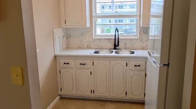 Building Photo - 226 Windsor J