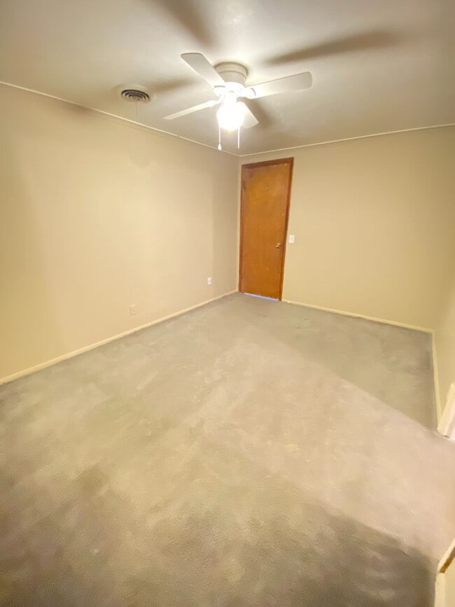 Building Photo - AVAILABLE NOW!