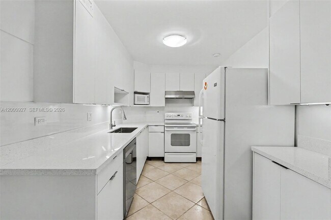 Building Photo - 500 Bayview Dr