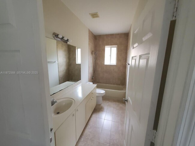 Building Photo - 2531 NE 41st Terrace