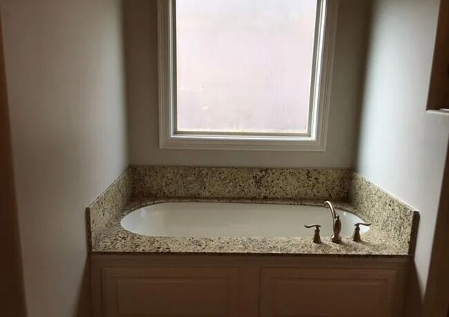 Building Photo - 4-bedroom, 3.5-bathroom home AVAILABLE NOW!
