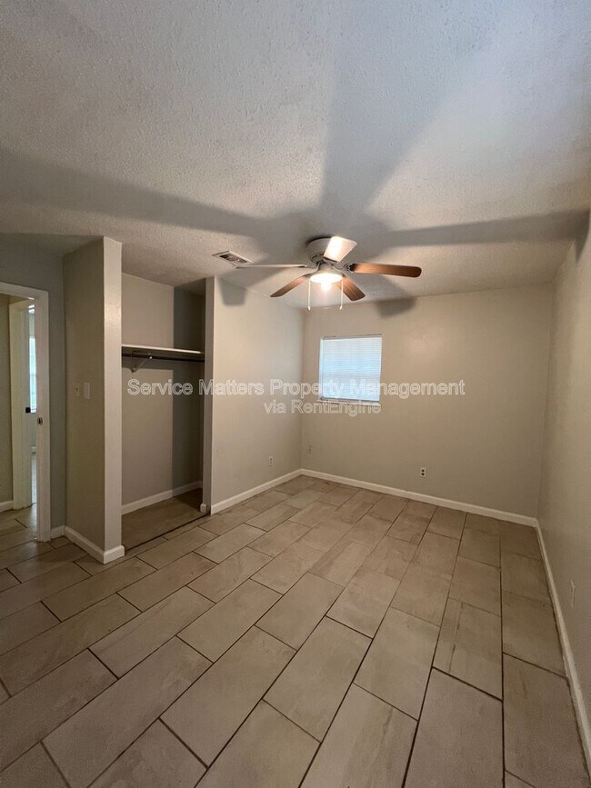 Building Photo - 1003 Space Cir