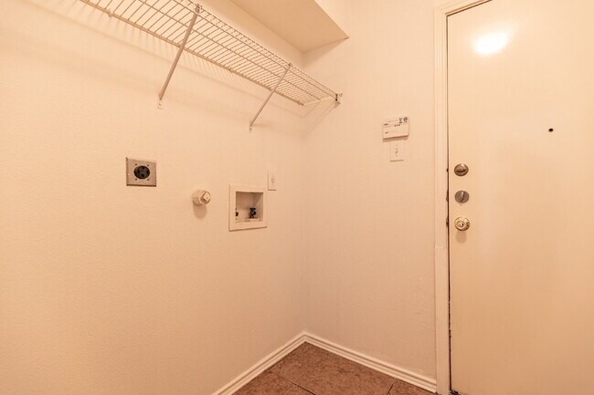 Building Photo - 8914 Walnut Springs