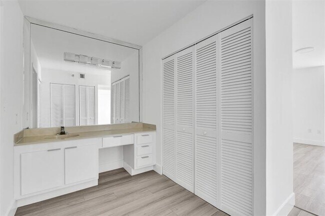 Building Photo - 20515 E Country Club Dr
