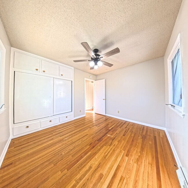 Building Photo - Spacious 3-Bedroom, 1-Bath Ranch - South Side Location
