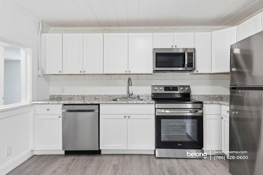 Building Photo - 170 W 23rd St