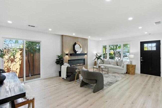 Building Photo - Refined Redwood City Living: Exquisitely R...