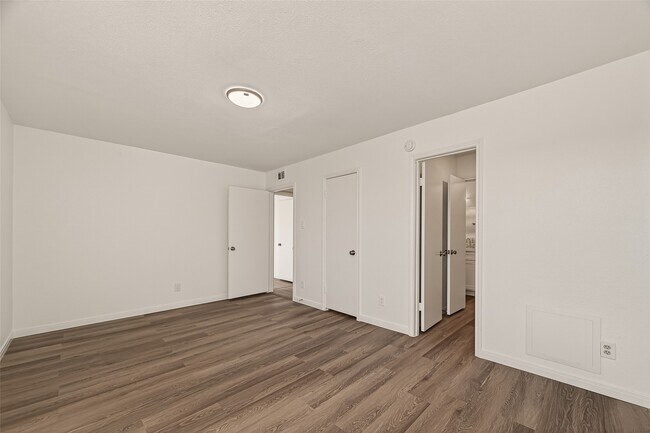 Building Photo - 5550 N Braeswood Blvd