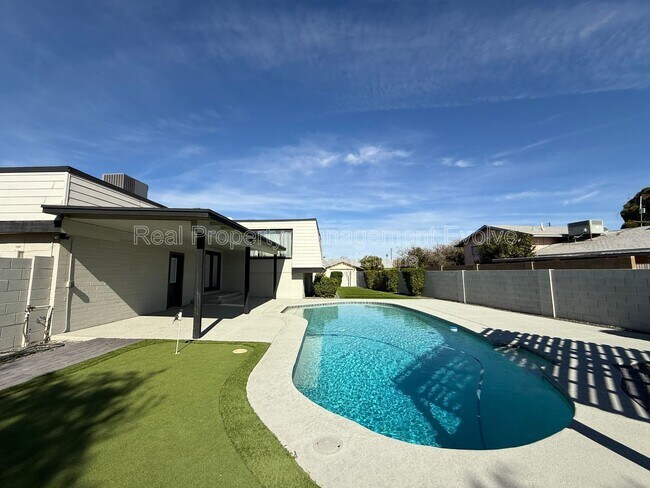 Building Photo - 429 E Greenway Dr