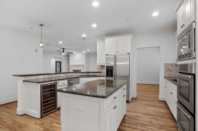Building Photo - Luxury Highland Park Condo
