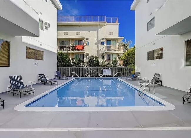 Swimming Pool - 960 Larrabee St