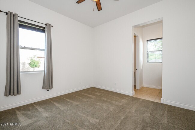 Building Photo - 941 E Lowell Ave