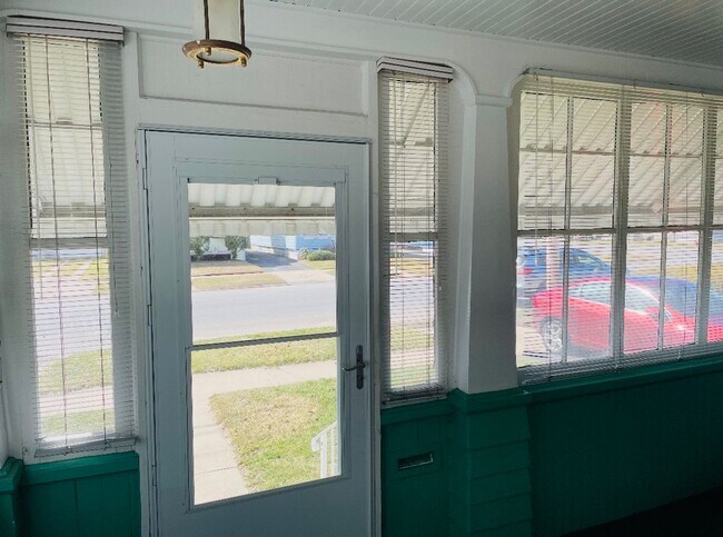 Building Photo - Single Family Home Available in Schenectady, NY!