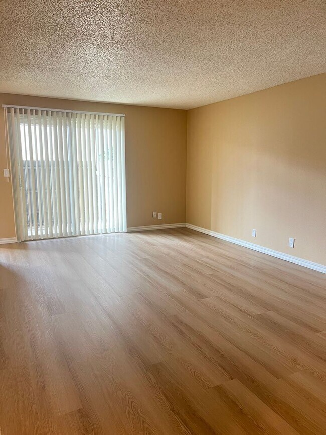 Building Photo - 1 Bed • 1 Bath Downstairs Unit - Updated Flooring