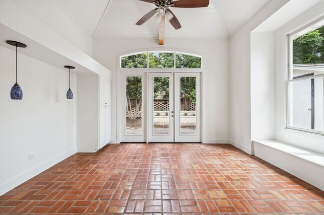 Building Photo - CHARMING 3-BEDROOM IN THE HEART OF ALAMO HEIGHTS