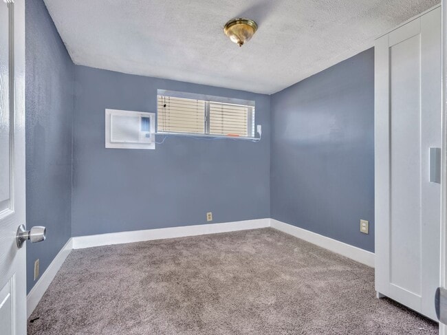 Building Photo - 912 S Armstrong Ave