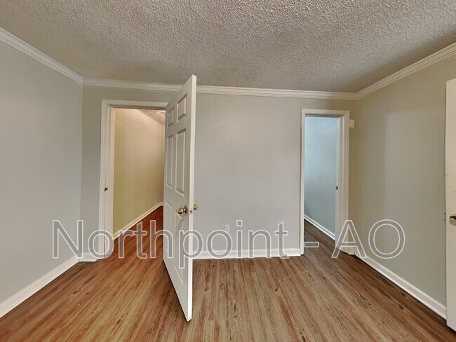 Building Photo - 375 Mountainview Dr